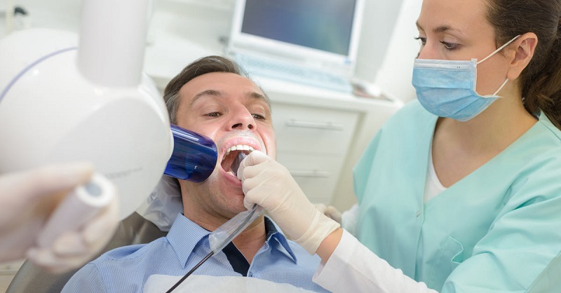 Tới phòng khám nha khoa là cách tốt nhất để bạn có thể điều trị dứt điểm tình trạng đau răng bị sưng má