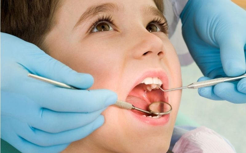 Khám răng định kỳ giúp hạn chế hiện tương răng bé bị ố vàng.