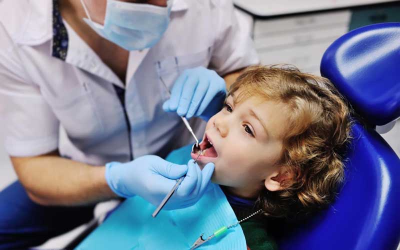 Thường xuyên đưa trẻ đi khám định kỳ, giúp bảo vệ răng miệng chắc khỏe