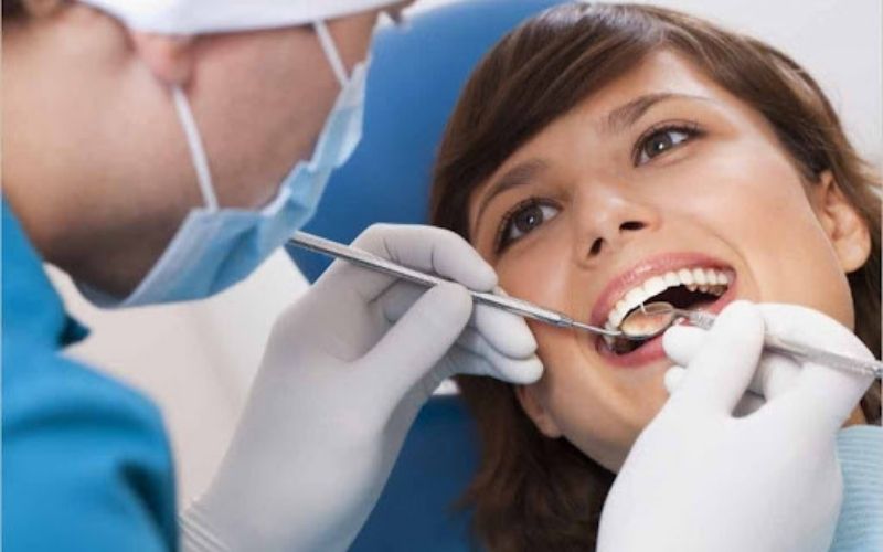Bệnh nhân cần tới gặp bác sĩ chuyên khoa để tìm ra nguyên nhân gây đau nhức răng và có biện pháp điều trị triệt để