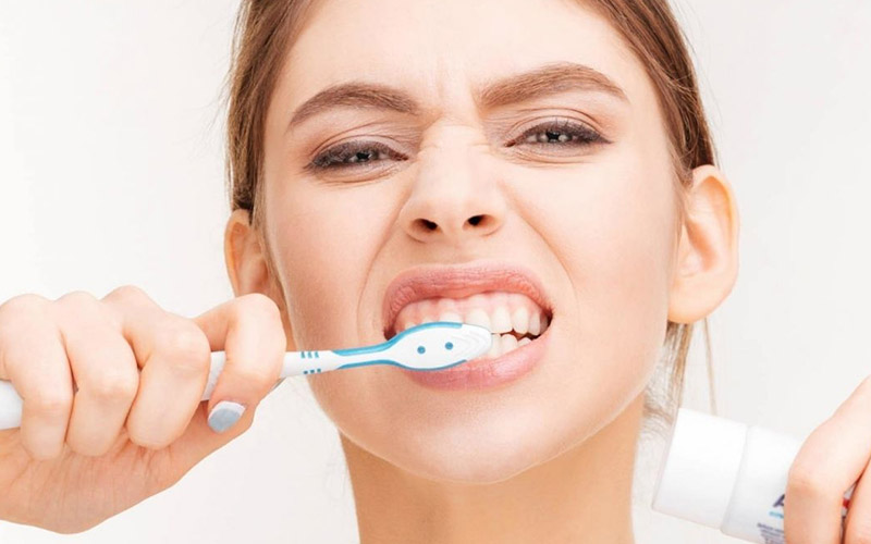Vệ sinh răng miệng bằng cách chải răng mỗi ngày 2 lần