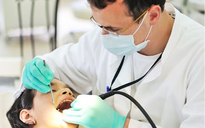 Tay nghề của bác sĩ là một trong những yếu tố ảnh hưởng tới độ bền của răng sứ