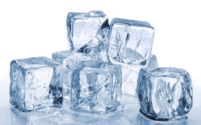 Không nên sử dụng nước đá lạnh do có thể gia tăng cảm giác ê buốt