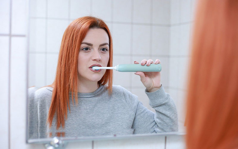 Thực hiện việc vệ sinh răng miệng thường xuyên