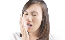 Chăm sóc răng sứ không đúng cách có thể gây ra tình trạng hôi miệng