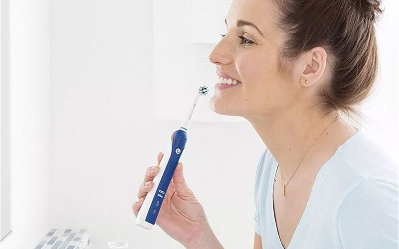 Đánh răng mỗi ngày là cách chăm sóc răng sứ bạn cần nắm rõ