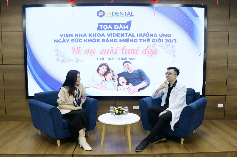 Chuyên gia chia sẻ dịch vụ bọc răng sứ thẩm mỹ tại Vidental trong buổi tọa đàm Hưởng ứng ngày chăm sóc sức khỏe răng miệng