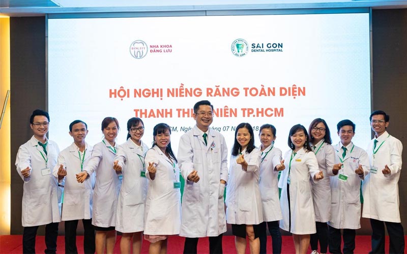 Đội ngũ bác sĩ của nha khoa Đăng Lưu thường xuyên tham gia đào tạo nâng cao tay nghề
